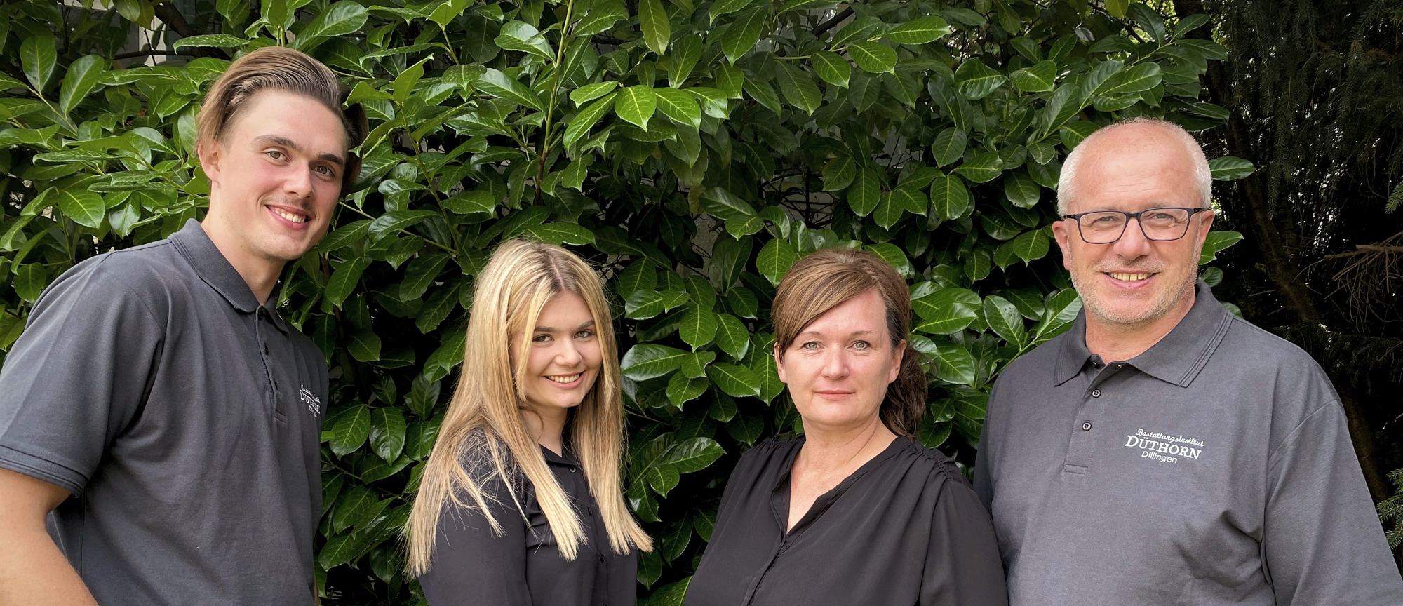 Familie Düthorn vor einer grünen Hecke
